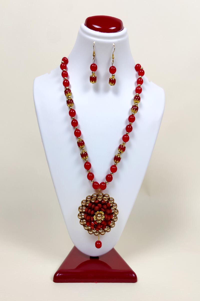 Maroon Color Neckpiece Pearl Plated Work Pendant And  Beaded Chains With A Pair Of Dangle Earrings Mc252638
